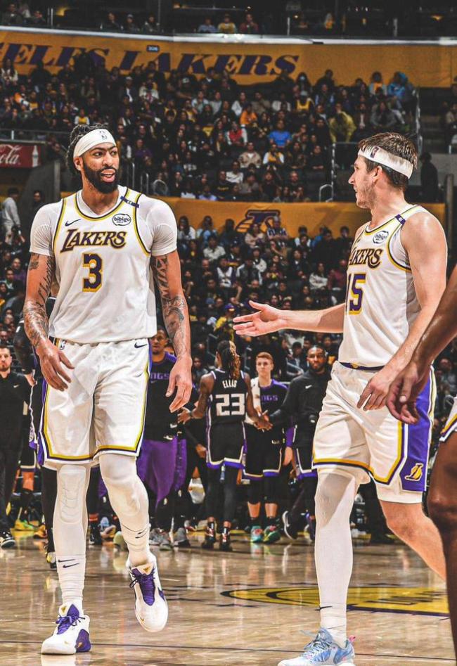 NBA戏精大赏 湖人送老詹一份生日礼物 收视率低了咱就上武术
