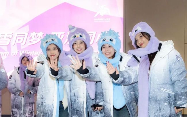 亚洲小姐组团打卡哈尔滨冰雪大世界 共赴一场冰雪之约