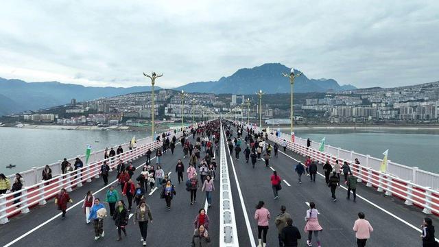 雅安兰家湾特大桥通车 汉源湖上新通道畅通无阻