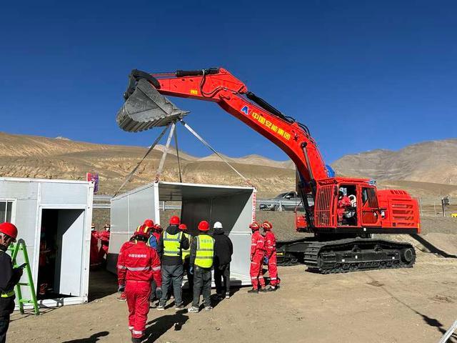 在西藏震区为灾民重建家园：救援人员全力投入活动板房搭建工作