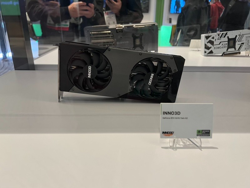 RTX 5090 驾到！英伟达公版与 AIC 非公版显卡图鉴盛宴
