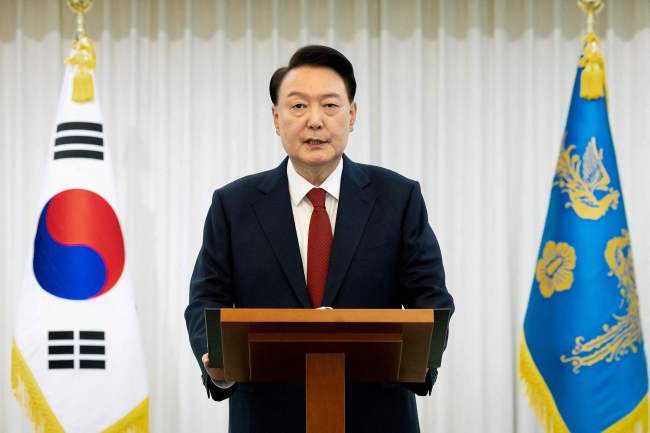 韩国总统尹锡悦缺席首次弹劾案法庭辩论，引发争议和混乱
