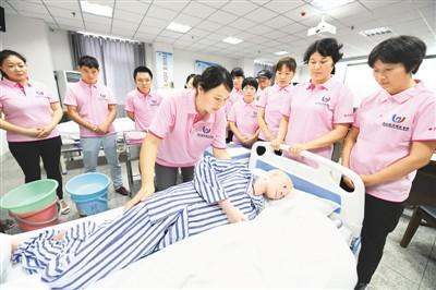 我国亟待解决护理人员短缺：长护险制度下急需1300万专业护理员