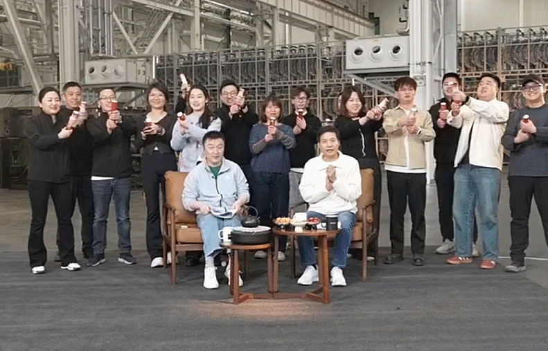 多 Flag 雷军的跨年直播盛宴 30万辆交车目标和 小米年终总结 N