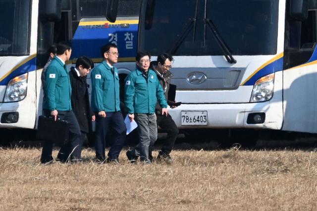 能否稳住韩国政经乱局 经济专家崔相穆临危受命