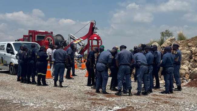 南非非法矿井惨剧：警方发现60具矿工遗体