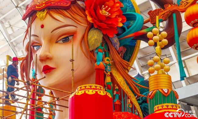 山东青岛：制花灯迎新春，营造浓厚节日氛围