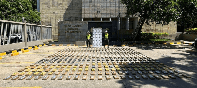 哥伦比亚警方突袭巨大可卡因行动，查获 500 公斤毒品